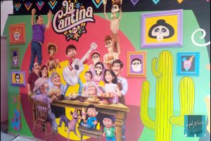 muro decorado pelicula coco, bar reaturante mexicano.